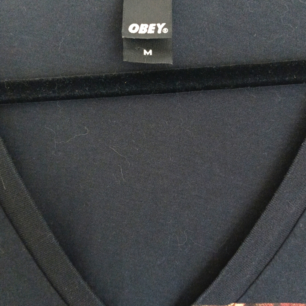 Obey Graphic Top V-Neck - Picture 3 of 3